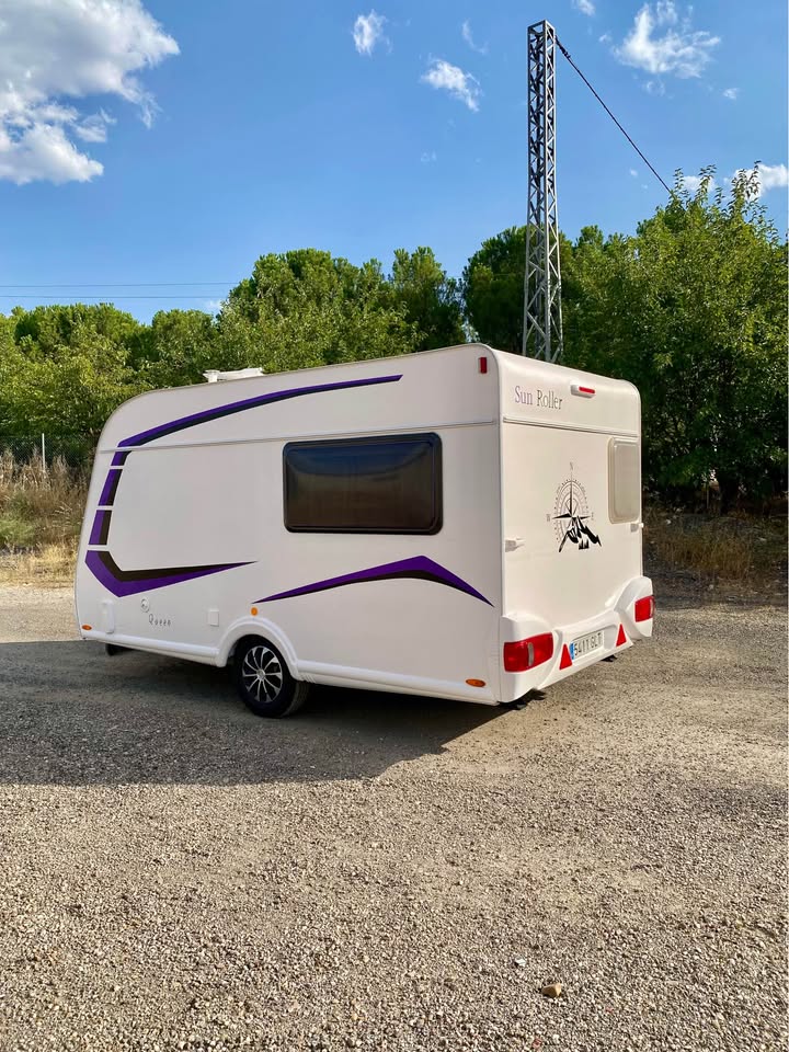 Caravana Sun Roller Queen, vista trasera y lateral